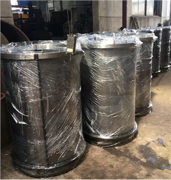 Môže sa V drážková matrica použiť na dierovacie operácie?